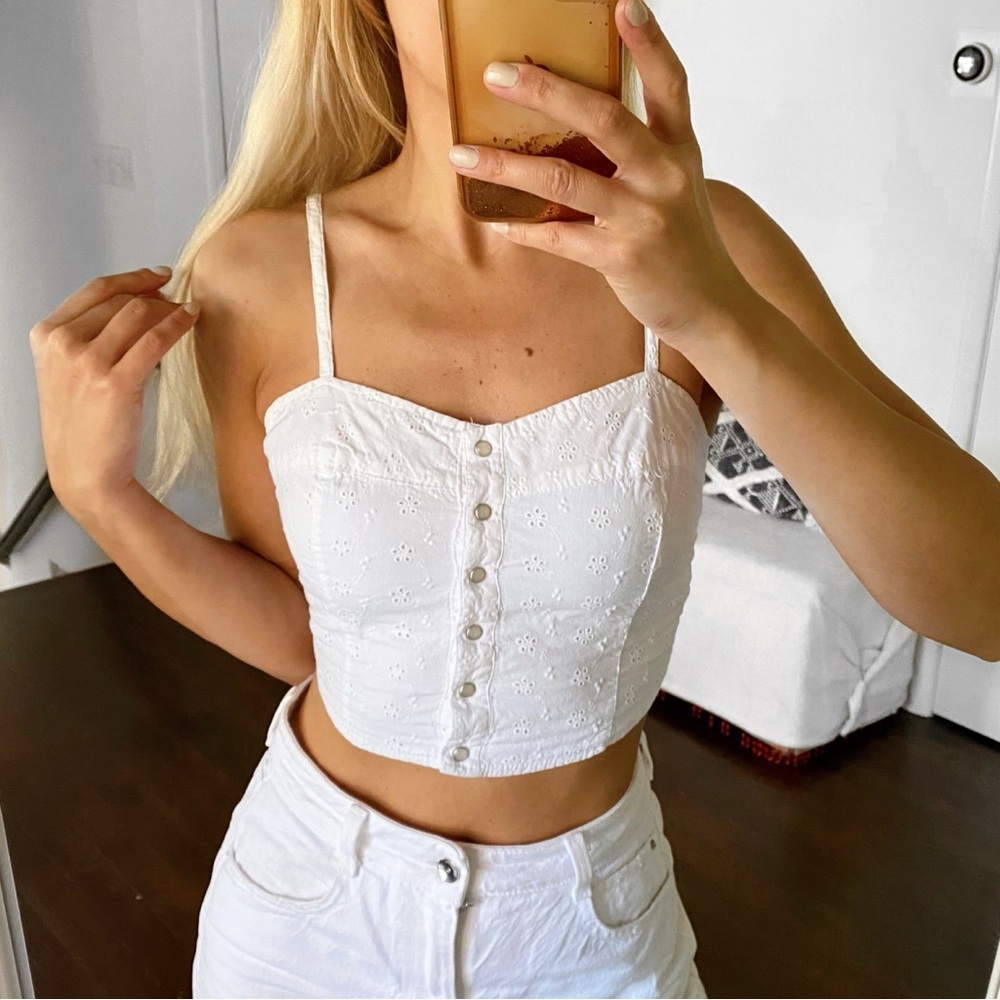 🐚 COTTON EXPRESS BOHO WHITE EYELET FLORAL FITTED CROP TOP!